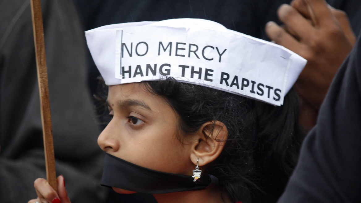 Ινδία: Της επέβαλαν την «ποινή» του ομαδικού βιασμού επειδή... ερωτεύτηκε!